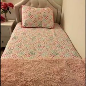 Twin girl bedding (quilt and matching sham)
